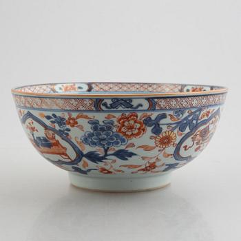 An Imari porcelain bowl and four plates, China, qing dynasty, 18th century.