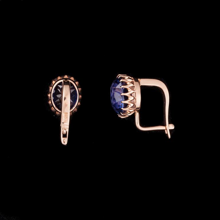 ÖRHÄNGEN, 14K guld (583), blått glas. Vikt ca 4,2 g.