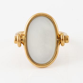 Vivianna Torun Bülow-Hübe, ring, 18K guld med labradorit och pärlemor, för Georg Jensen.