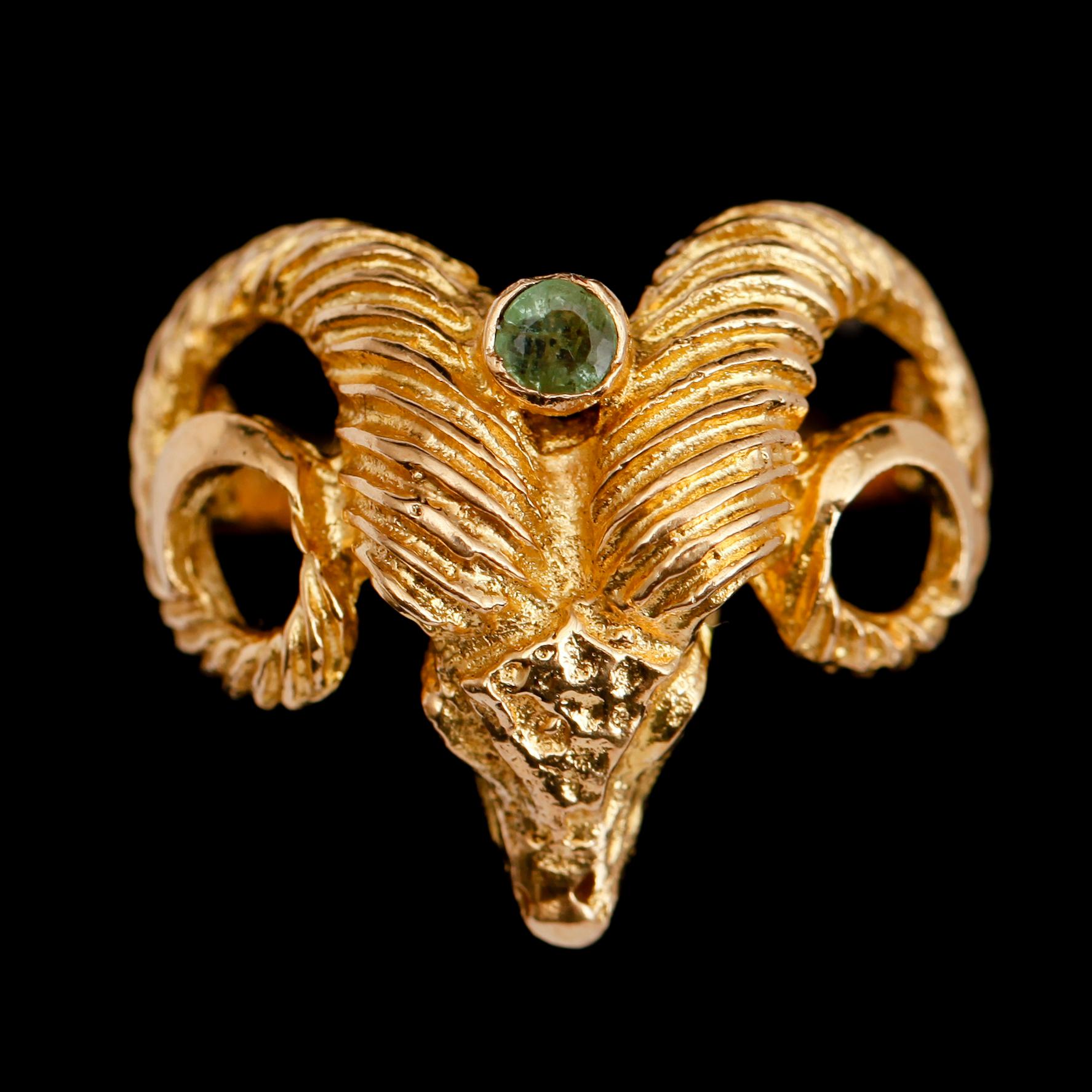 RING, 18 k guld, med ljusgrön sten. Total vikt 7 g.