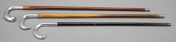 KÄPPAR, 3 st, med silverkryckor. 1900-tal. Bl a CG Hallberg, Stockholm 1915.
