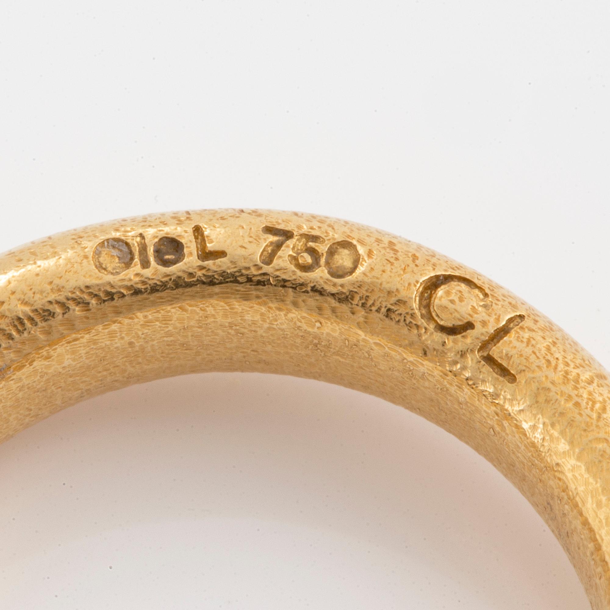 An 18K gold Ole Lynggaard ring set with a round brilliant-cut diamond.