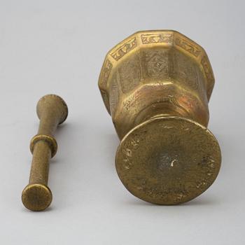 AN ORIENTAL BRONZE MORTAR AND PESTLE.