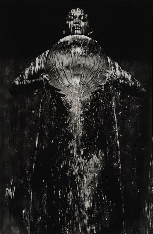 Herb Ritts, "Rachel holding sphere, Hollywood 1989.".