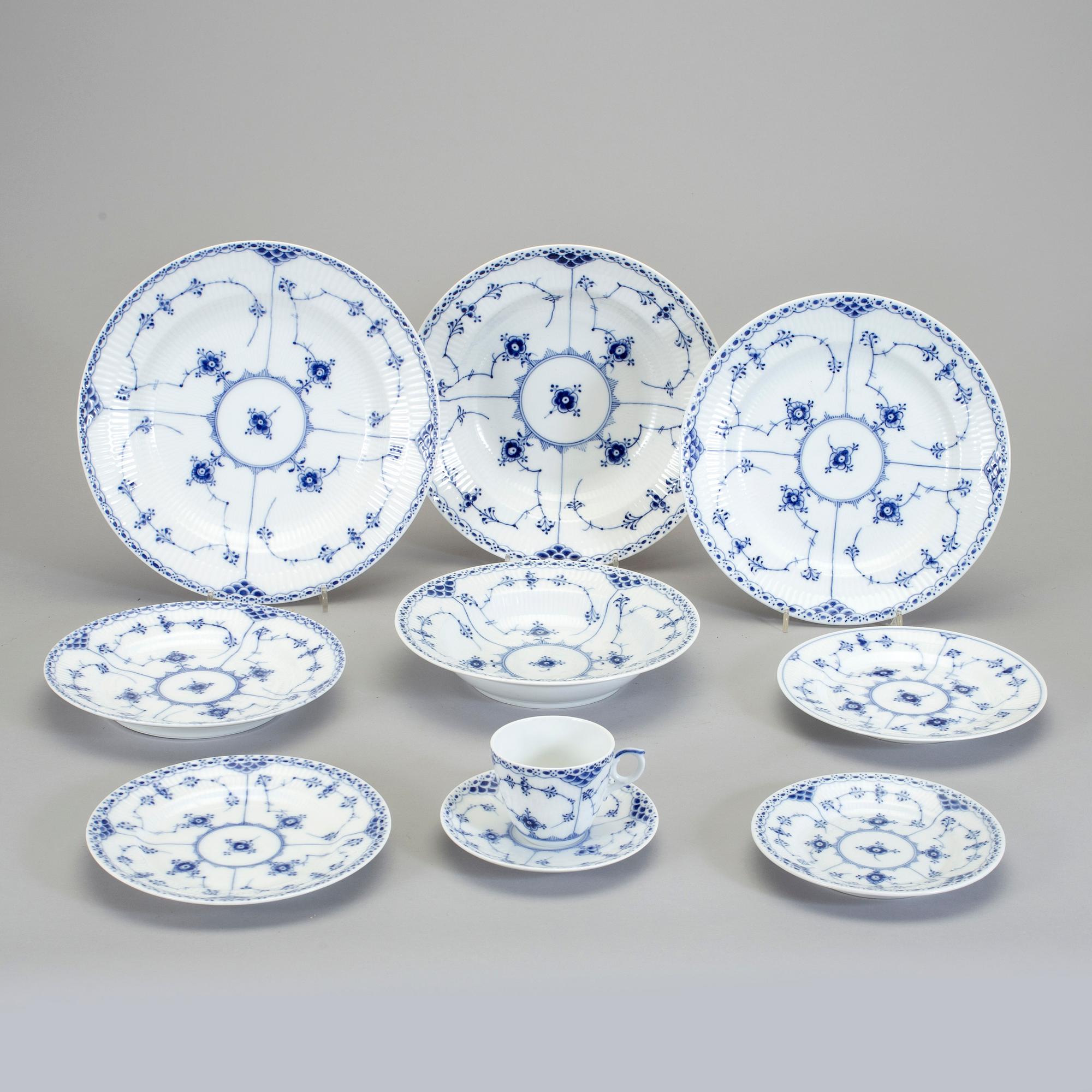 SERVISDELAR, 58 st, porslin, "Musselmalet", främst Royal Copenhagen, Danmark.