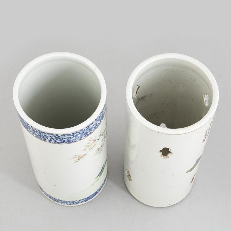 A Chinese porcelain brushpot and a hatstand, first part of the 20th century.