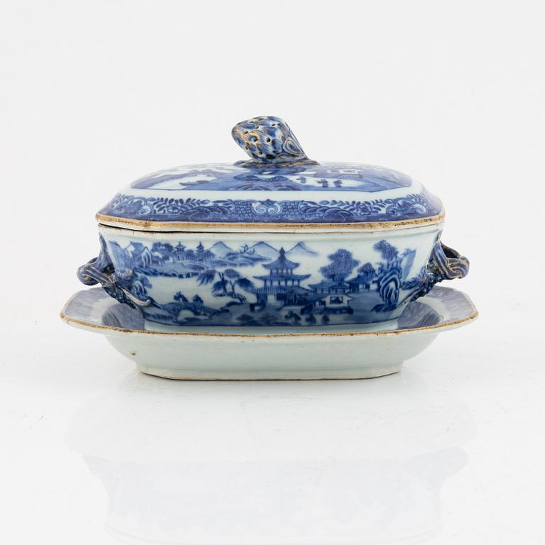 Smörterrin med lock och fat, porslin, Kina, Qingdynastin, Qianlong (1736-95).