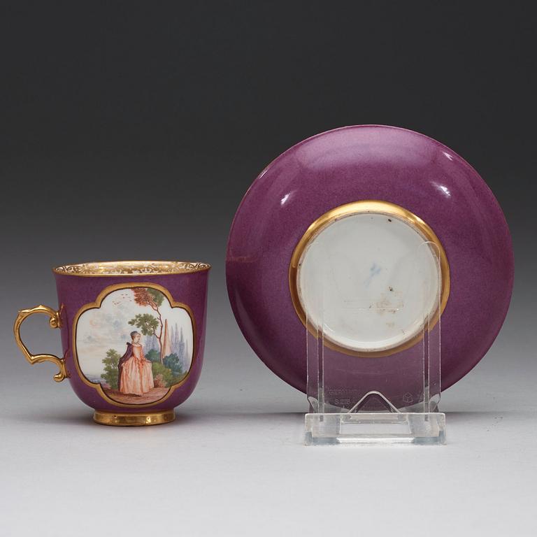 A Meissen cup with stand, 1730's.