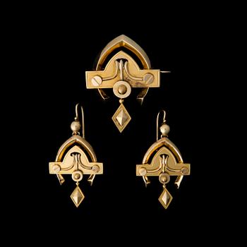 A BROOCH and A PAIR OF EARRINGS, 14K (56) gold. St. Petersburg, late 19th century.