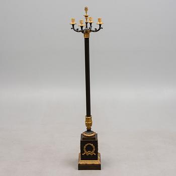 GOLVKANDELABER, empirestil 1800-talets slut, förgylld och patinerad brons.