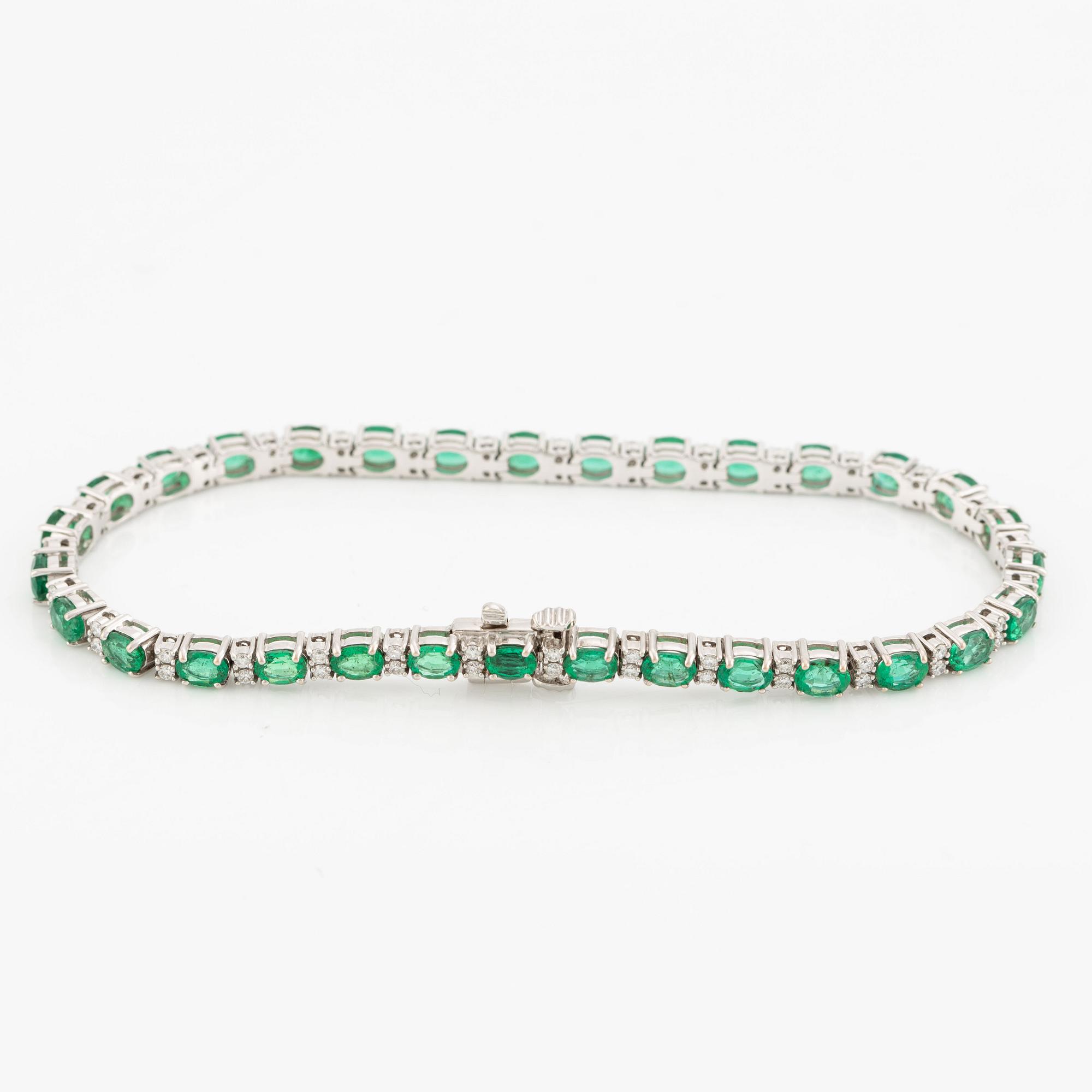 Armband, 18K vitguld ovala smaragder och briljantslipade diamanter.