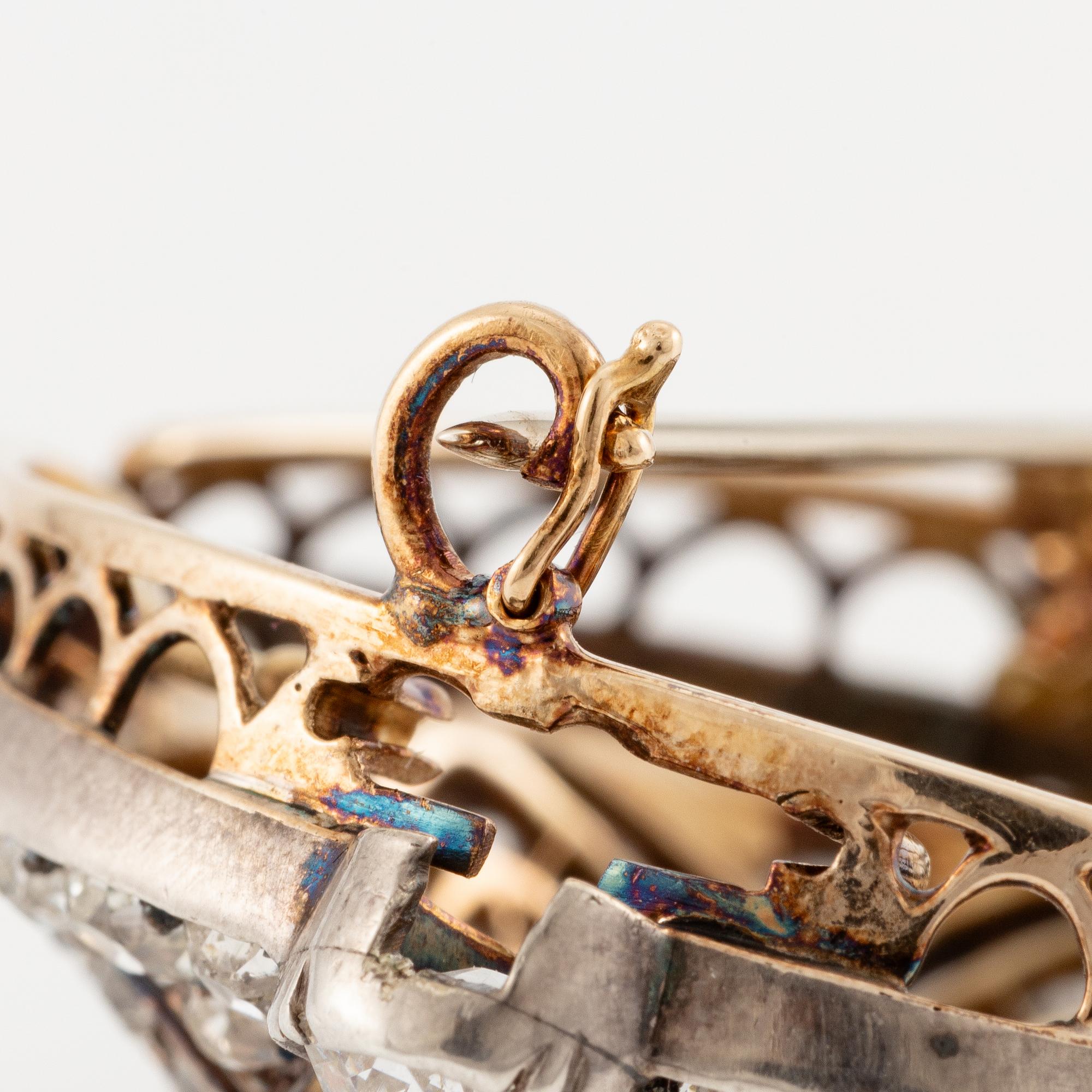 A brooch/pendant in gold with old-cut diamonds.