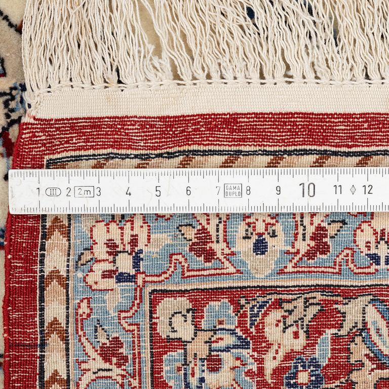 A semi-antique Nain Tuteshk rug, c. 299 x 183 cm.