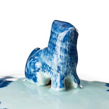 A Chinese tureen with cover, Qing dynasty, Qianlong (1736-95).