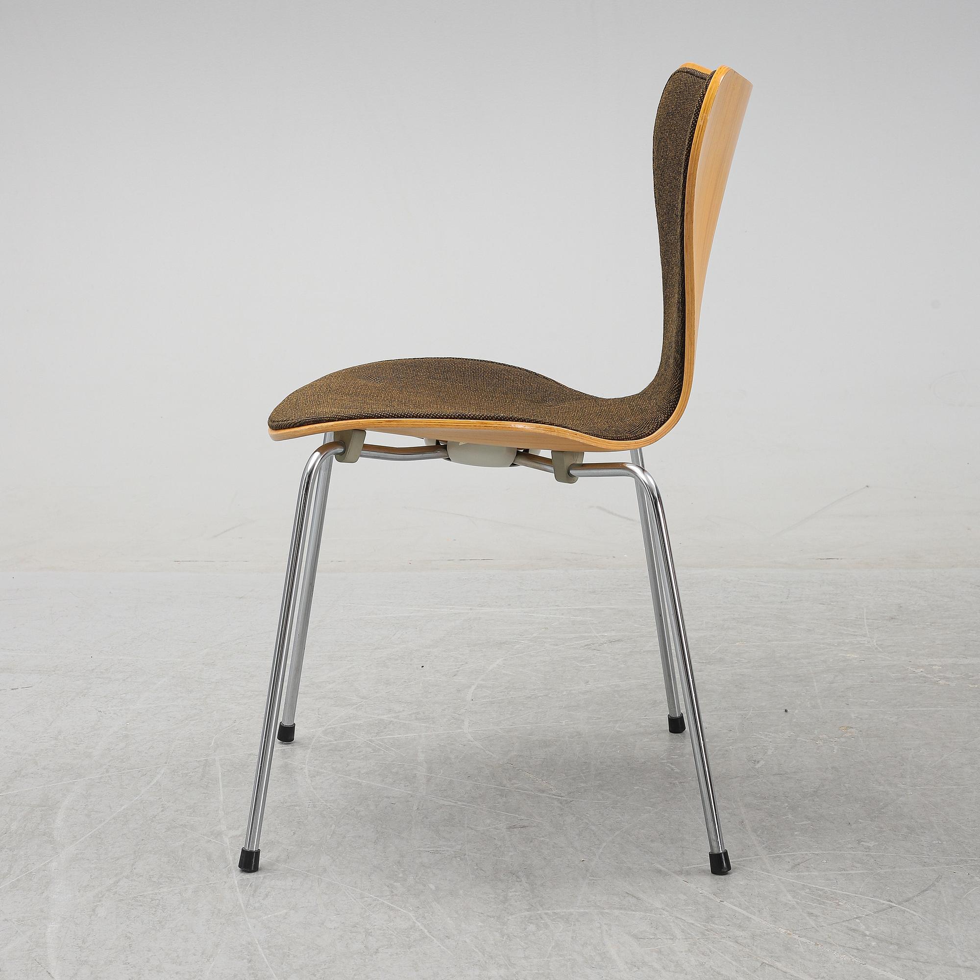 Arne Jacobsen, a set of eight 'Series 7' chairs from Fritz Hansen, Denmark, 1982.