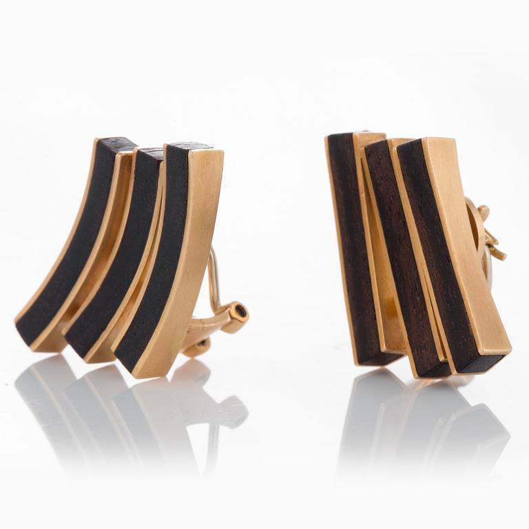 A pair of Paul Binder earrings in 18K gold and wood.