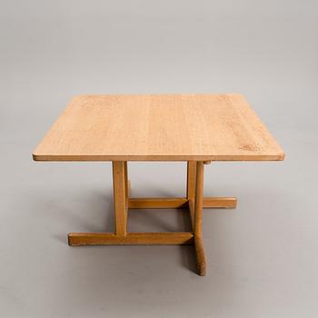 BØRGE MOGENSEN, A SET OF FOUR CHAIRS AND A TABLE. Spanish Chair.  Label marked Fredericia Stolefabrik, Denmark.