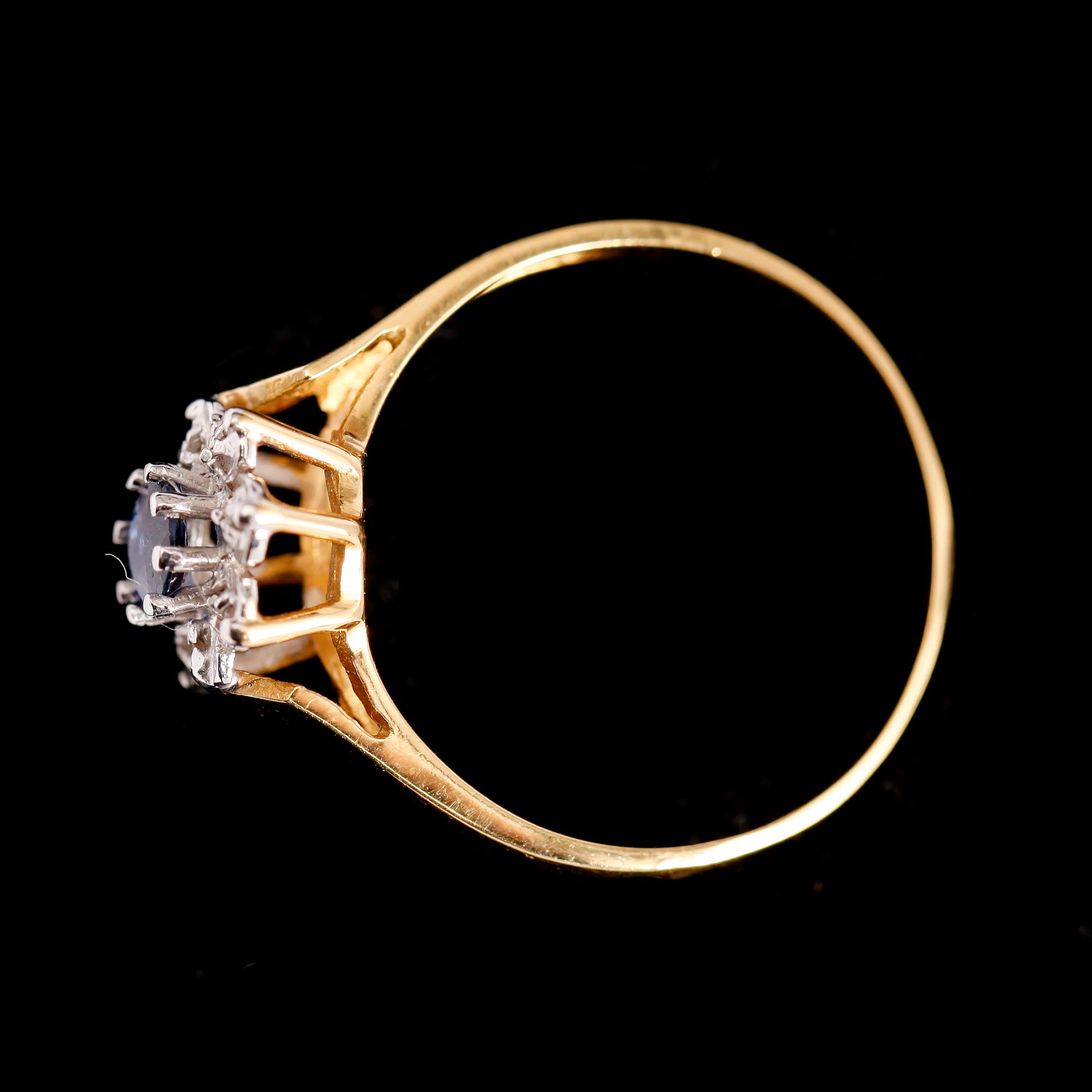 RING, 18 k guld/vitguld, safir samt diamanter.
