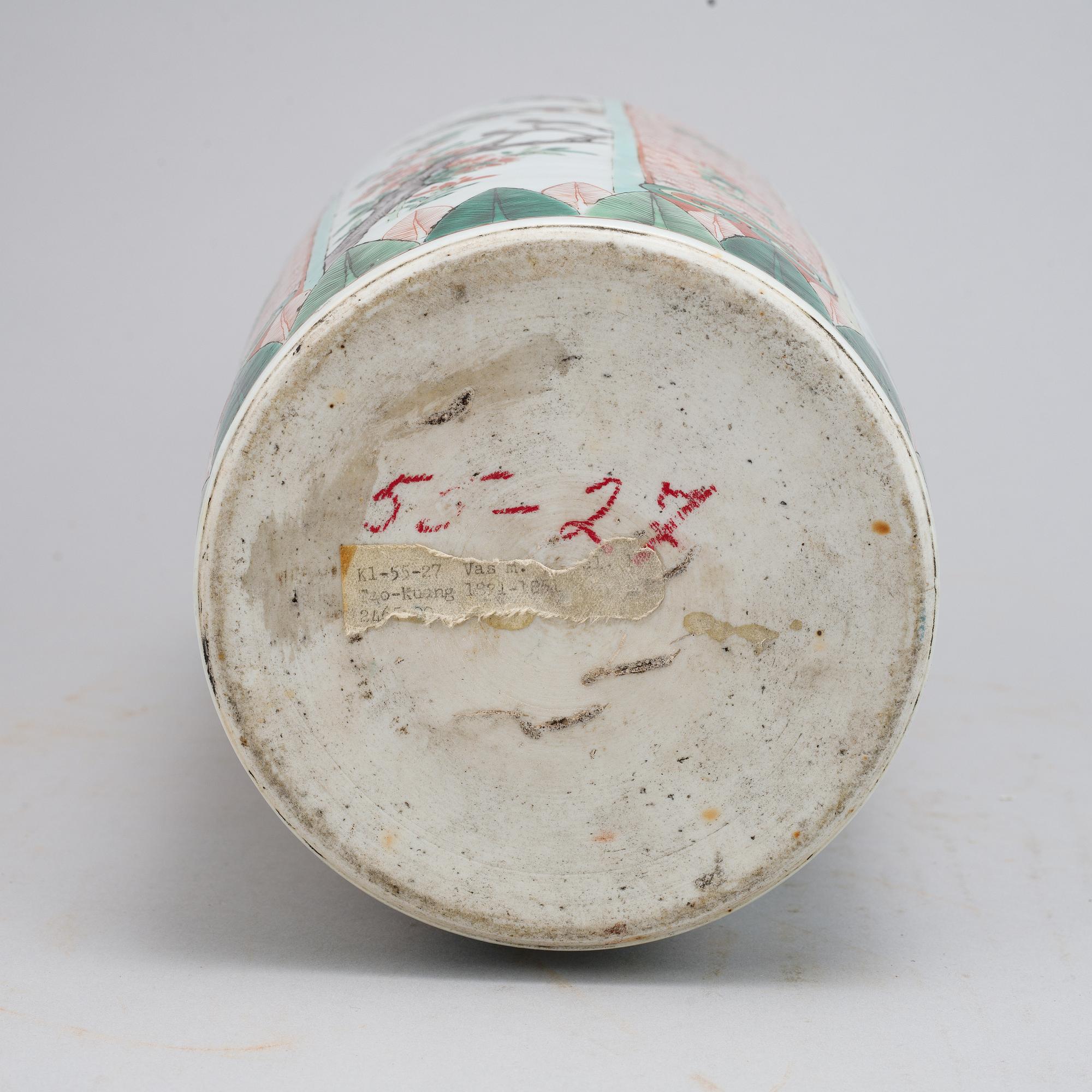 A Chinese Kangxi style porcelain vase, Qing dynasty, 19th century.