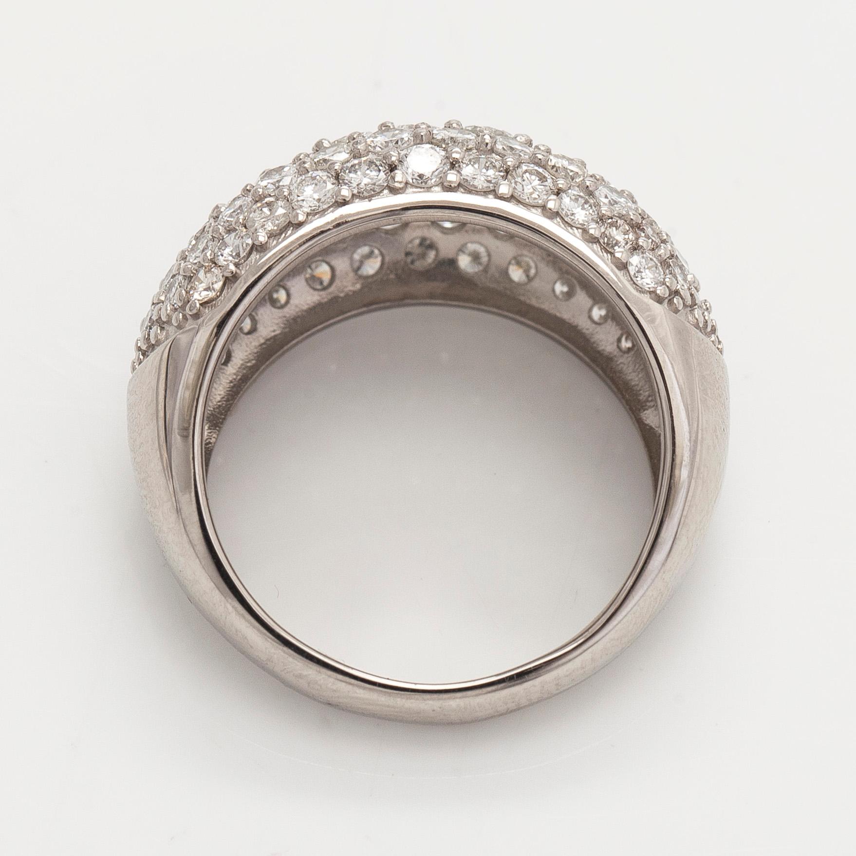 Ring, bombé, platina och briljantslipade diamanter.