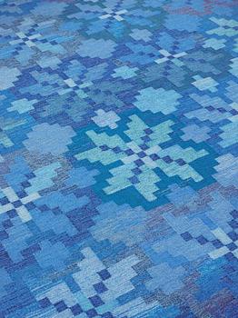 CARPET. Flat weave. 337,5 x 256,5 cm. Signed B. Sweden around 1970.