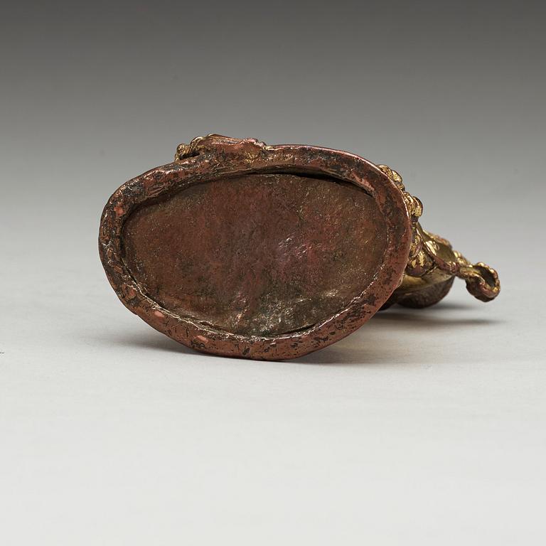 FIGURIN, förgylld kopparlegering och turkoser. Nepal/Tibet, 1500-tal eller äldre.