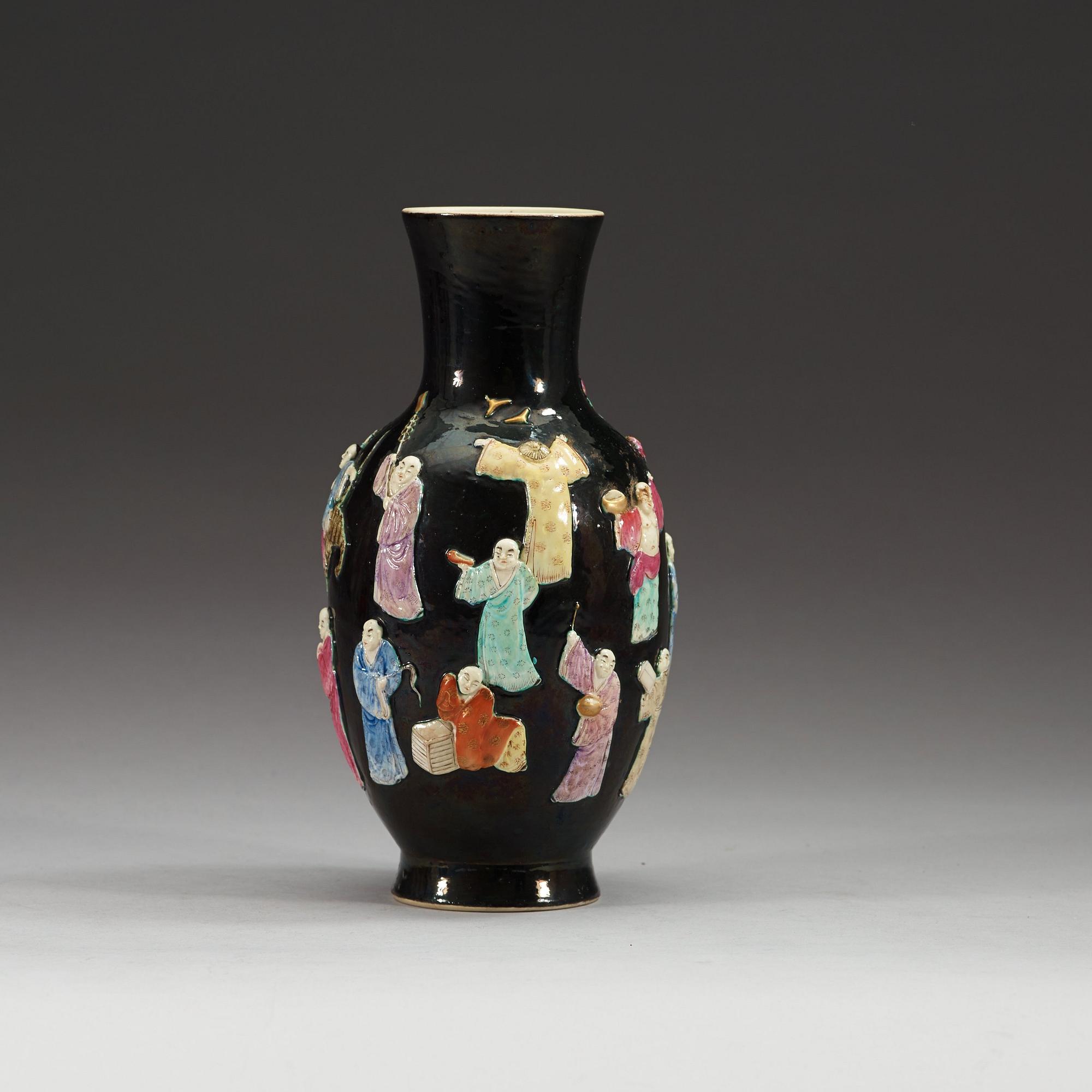 VAS, porslin. Qing dynastin, 1800-tal.