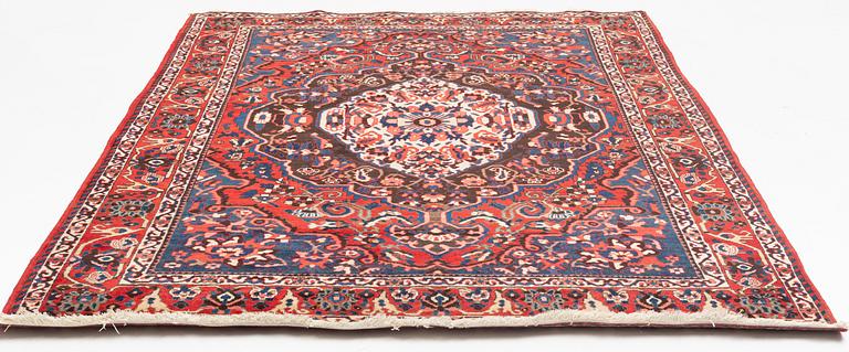A semi-antique Chahar Mahal/Bakhtiari carpet, approximately 302 x 211 cm.