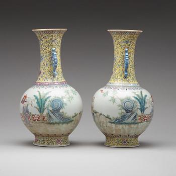 Two chinese vases, 20th Century.