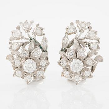 A pair of earrings in 18K gold set with round brilliant-cut diamonds.