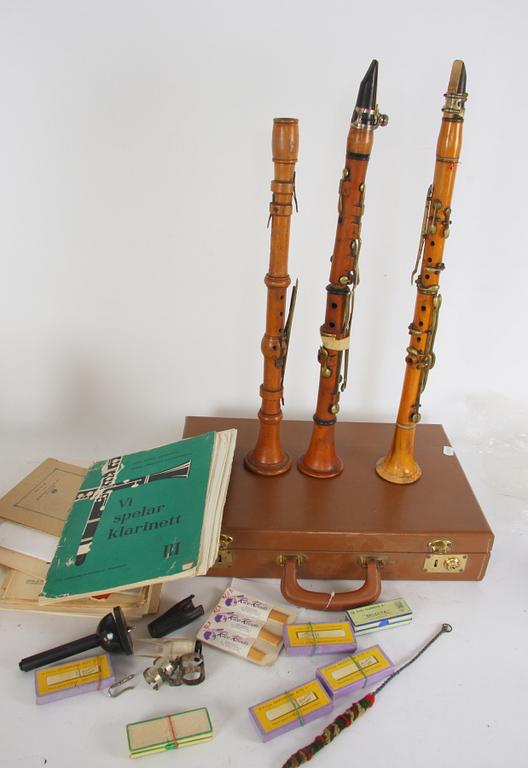 KLARINETTER, 3 st, MED TILLBEHÖR. Noter medföljer,
1800/1900-tal.