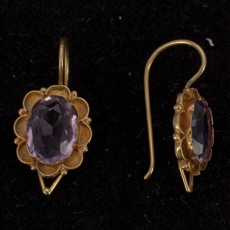 ÖRHÄNGEN ETT PAR SAMT RING, guld 18K och ametister. Otyd. stämplar. Tot. vikt ca 6,2 g.