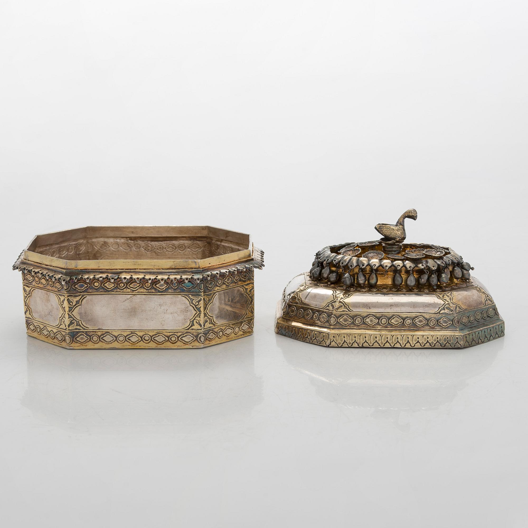 Pan-skrin på bricka, silver och förgyllt silver, mogulstil, Delhi, Indien, 1800-talets första hälft.