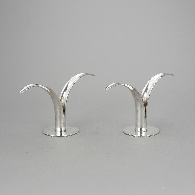 LJUSSTAKAR, ett par, nysilver, "Liljan", Ivar Ålenius Björk, Ystad metall, 1900-tal.