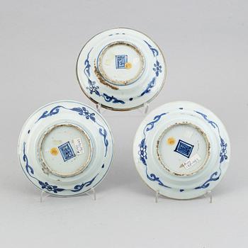 A group of three blue and white dishes, Tianqi /Chongzhen, 17th Century.