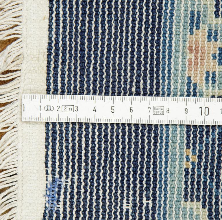 A carpet, semi-antique/Old China, ca 302 x 196 cm.