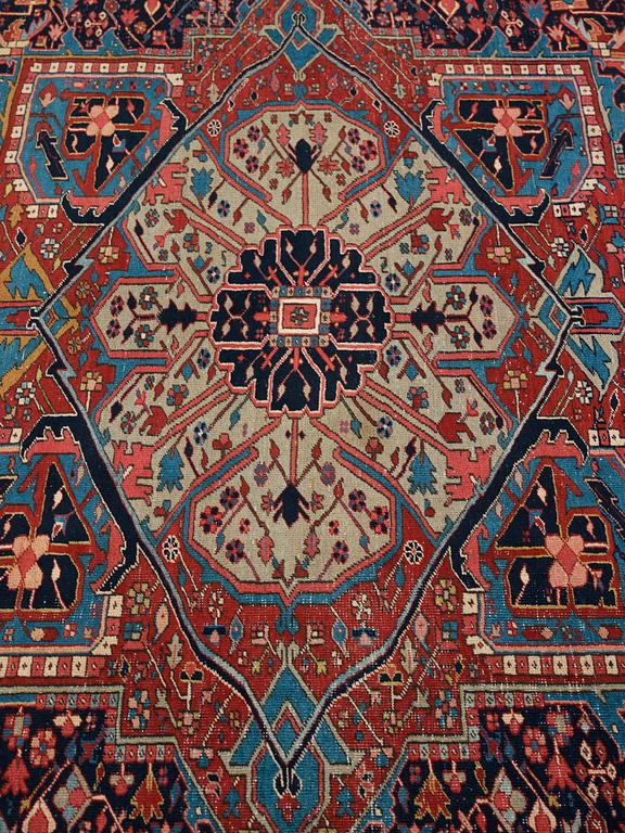 Matto, a semi-antique West Persian, ca 466,5-470,5 x 334,5-350 cm.