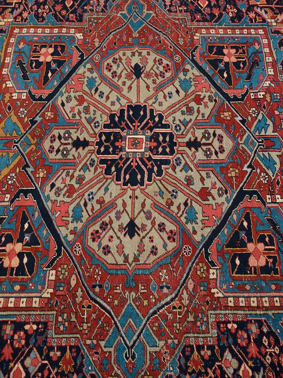 A carpet, a semi-antique West Persian, ca 466,5-470,5 x 334,5-350 cm.