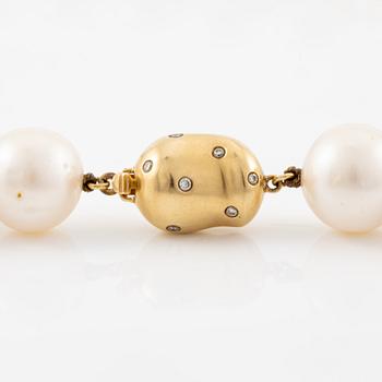 Pearl necklace, cultured freshwater pearls, clasp by Jarl Sandin in 18K gold with small brilliant-cut diamonds.