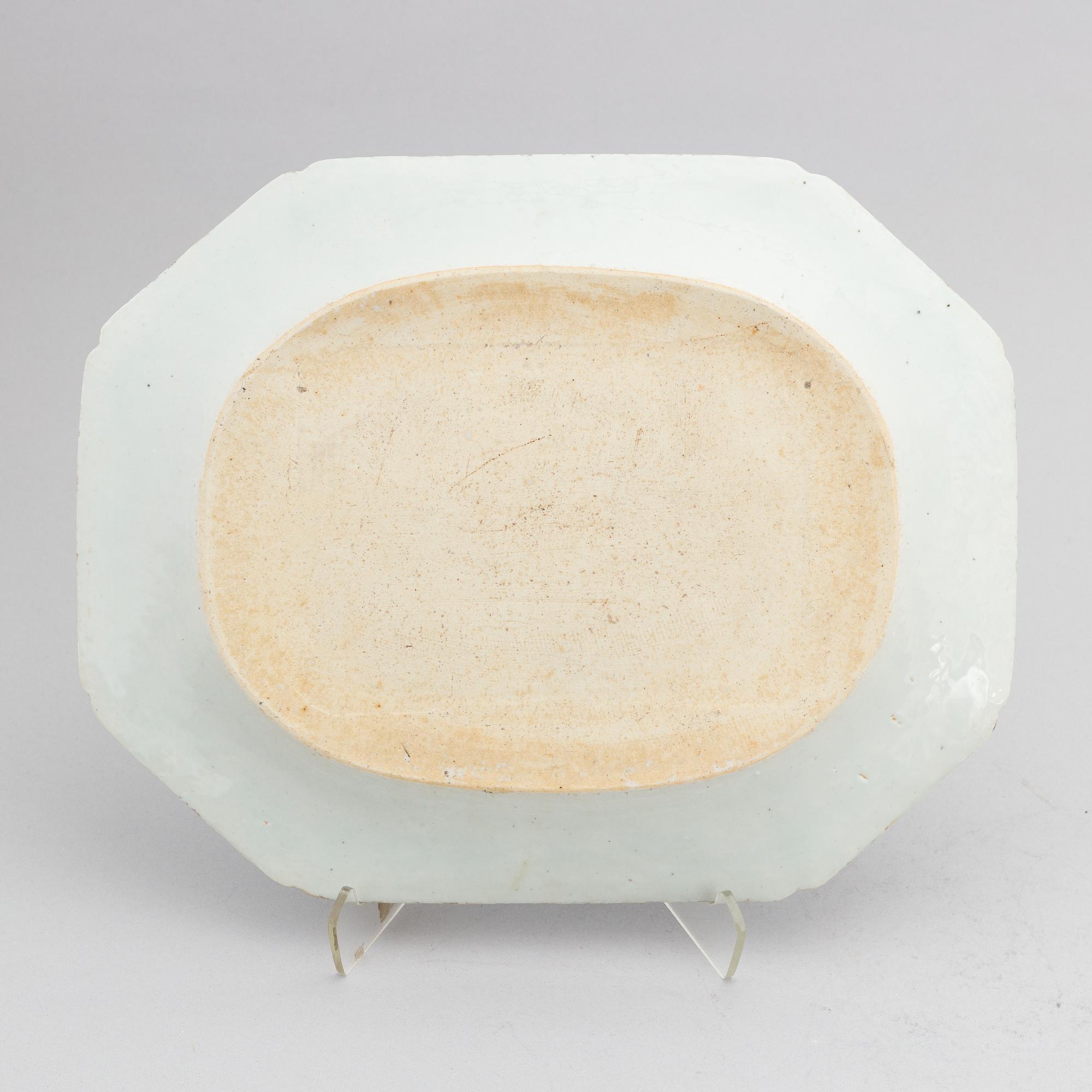 A Chinese blue and white porcelain serving dish, Qing dynasty, Qianlong (1736-95).