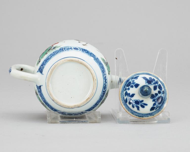 A polychrome teapot, Qing dynastin. Qianlong (1736-95).