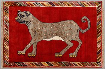 A figural Qashqai carpet, approx. 122 x 86 cm.