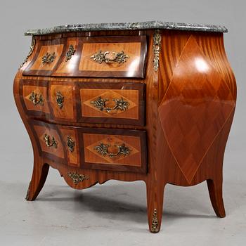 BYRÅ, rokokostil, omkring 1900-talets mitt.