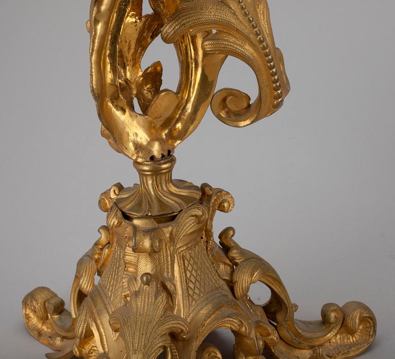 KANDELABRAR, ett par, förgylld brons, rokokostil, 1800-talets slut.