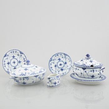 Terrin, karott, gräddkanna och två fat, "Musselmalet halvblond", Royal Copenhagen delvis 1800-tal.