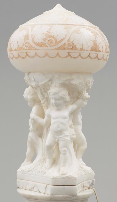 BORDSLAMPA samt PIEDESTAL, alabaster, 1900-talets början.