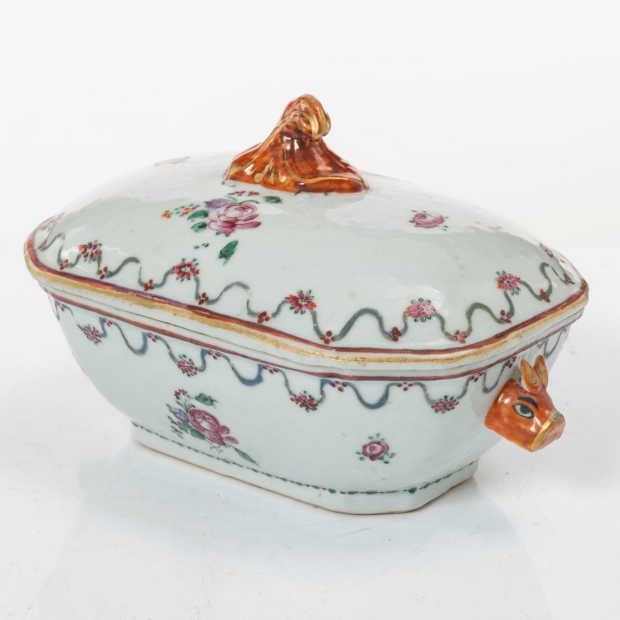 Smörterrin, terrinfat och bålskål, kompaniporslin, Kina, Qingdynastin, 1700-tal.