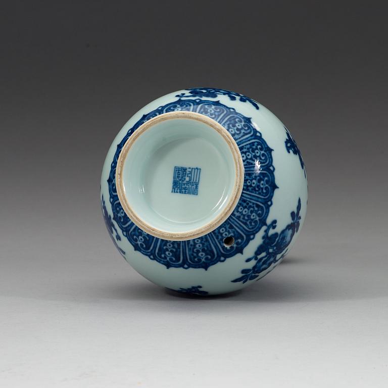 A blue and white vase, Qing dynasty with Qianlong seal mark.