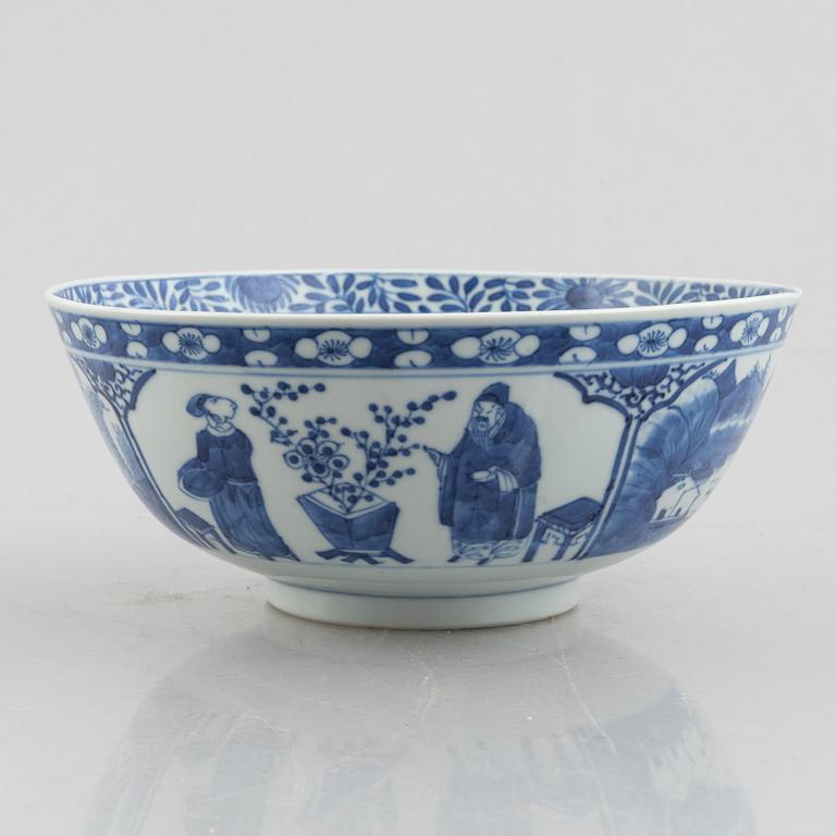 A blue and white bowl and bottle, China, Qing dynasty, 19th century.