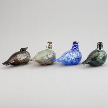 Oiva Toikka, a mixed lot of four glass sculpture birds, signed, Nuutajärvi, Finland.